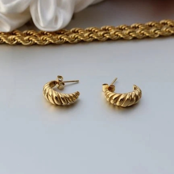 New 18k Gold Dome Earrings! - Picture 6 of 6